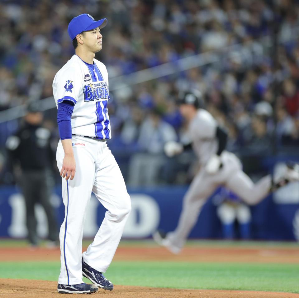 ４回、キャベッジ（右）に先制ソロを浴びた平良（撮影・西岡正）