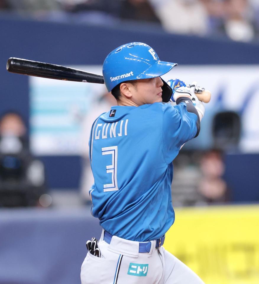 １回、中前へ先制適時打を放つ郡司（撮影・立川洋一郎）