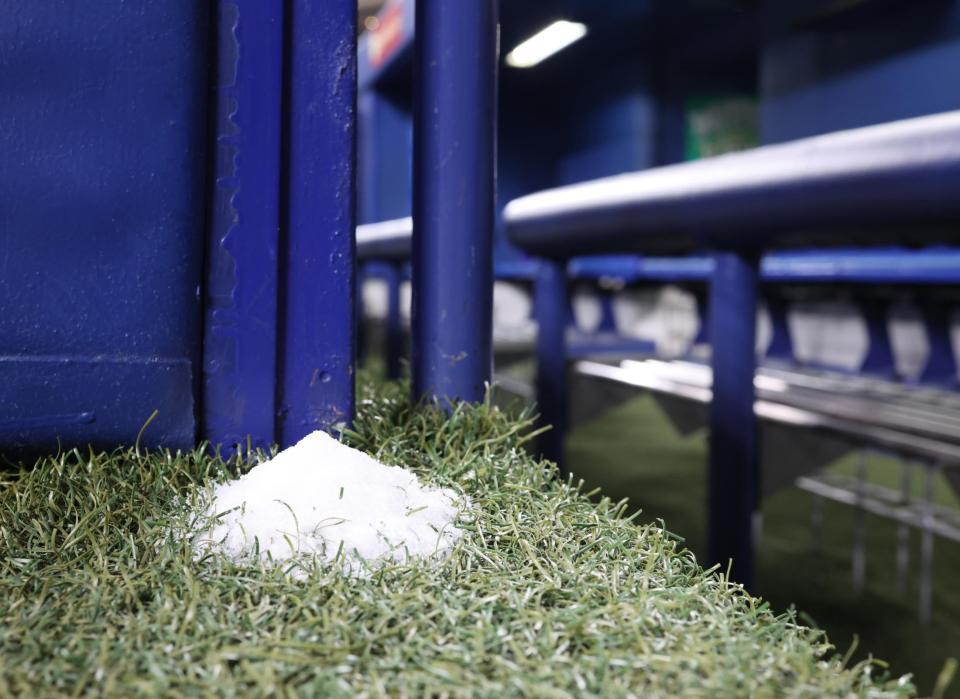 ベンチ前に盛られた清めの塩