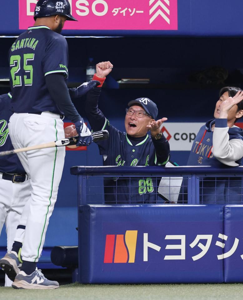 ８回、勝ち越しソロを放ったサンタナ（左）を迎える池山監督