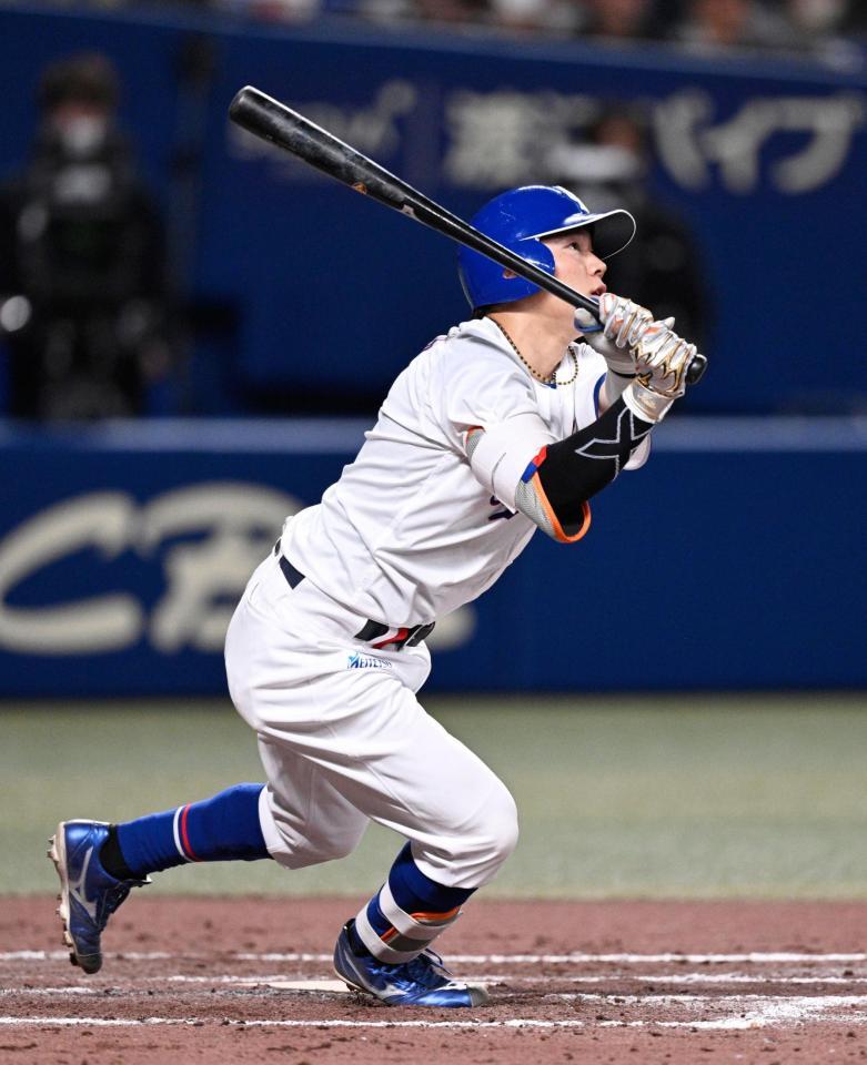 ９回、村松が右越えにサヨナラ３ランを放つ