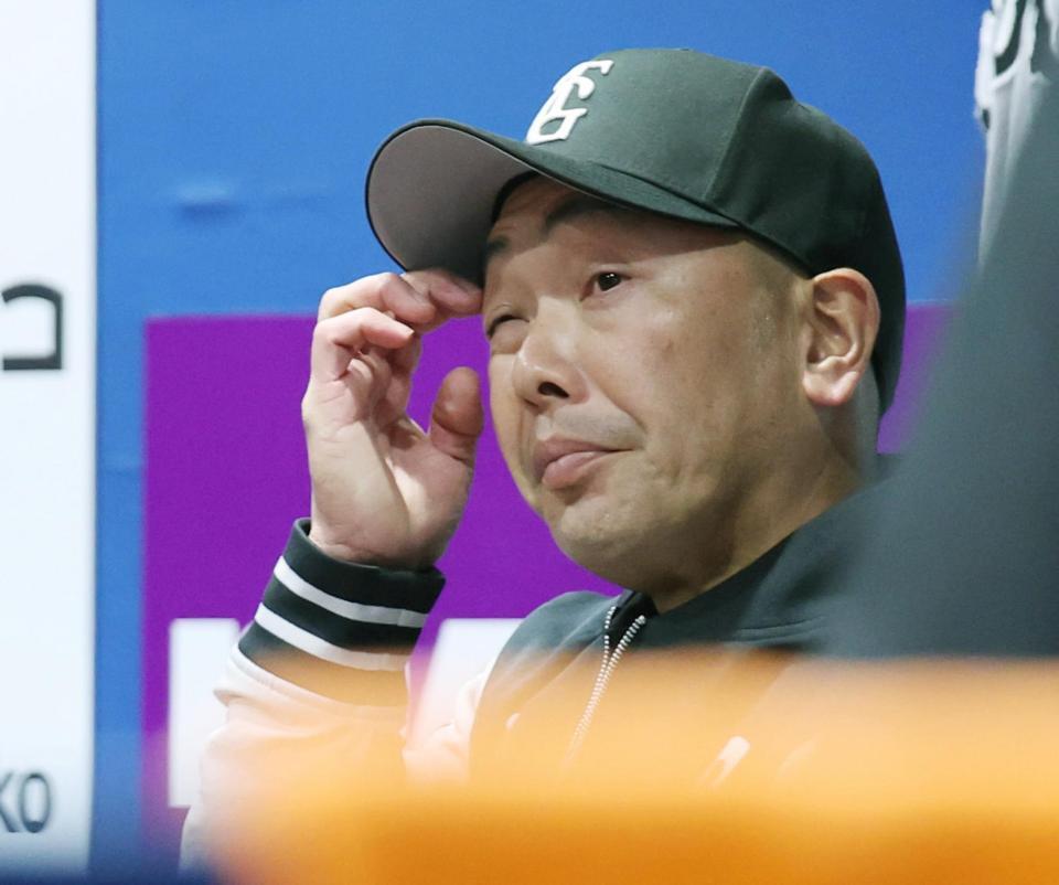８回、試合を見守る阿部監督