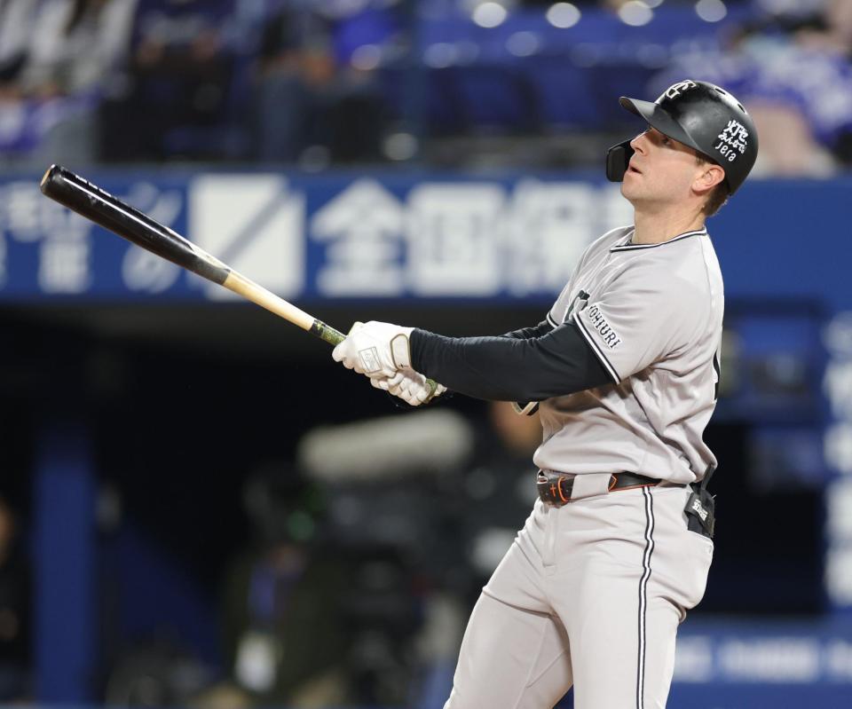 ４回、左越えに先制ソロを放つキャベッジ（撮影・西岡正）