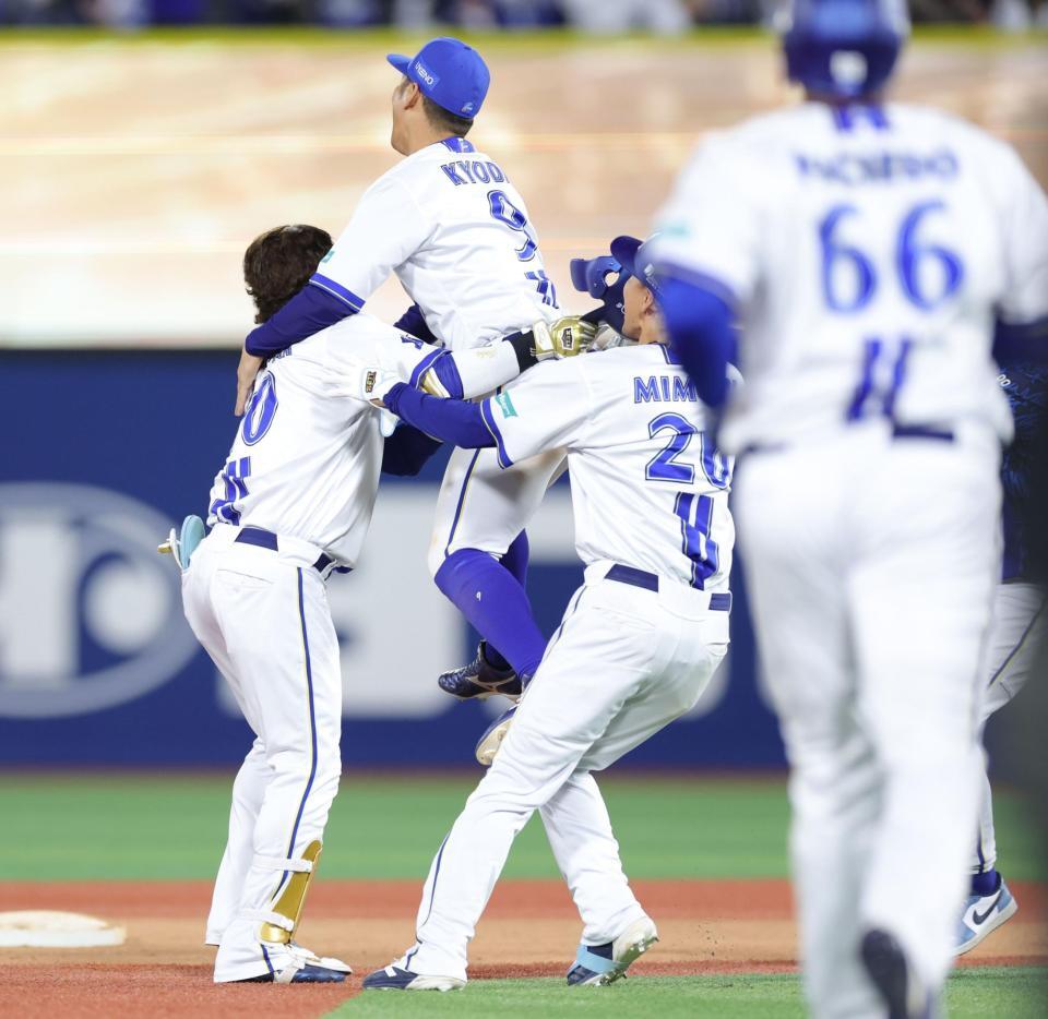 １１回、サヨナラ打を放ち、ナインに祝福される戸柱（左）＝撮影・西岡正