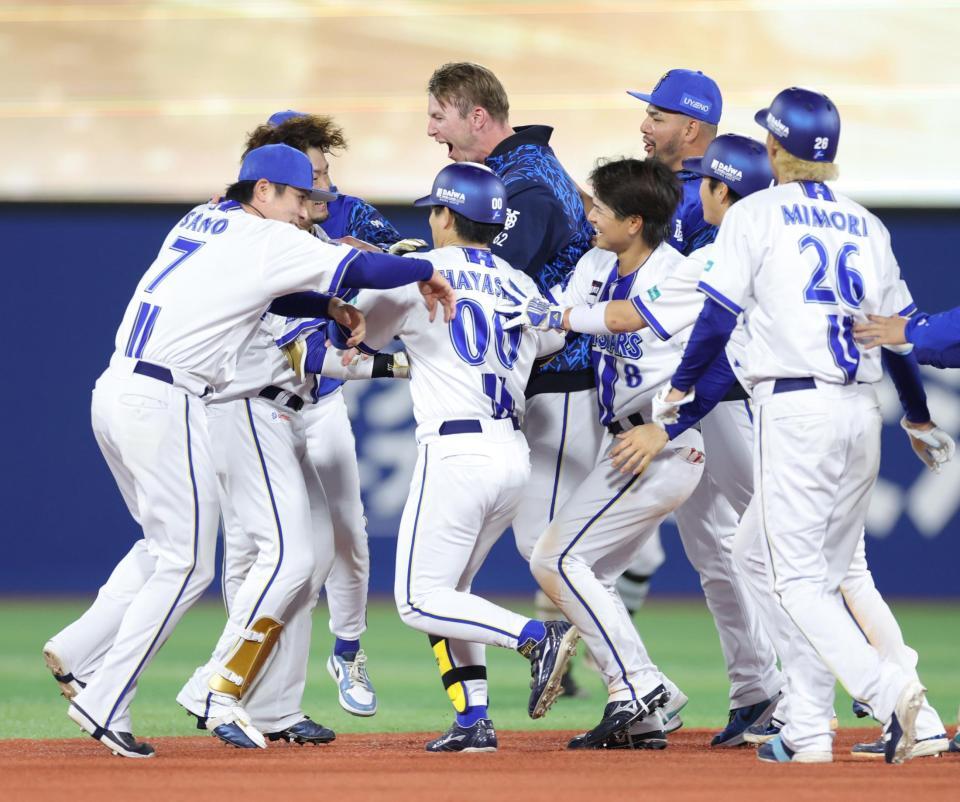 １１回、サヨナラ打を放ち、ナインに祝福される戸柱（左から２人目）＝撮影・西岡正