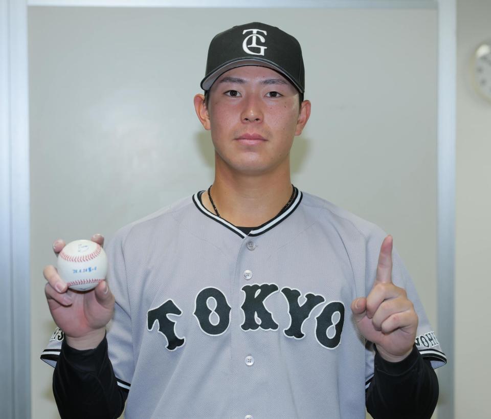 プロ初安打を放ち、ボールを手にポーズをとる皆川