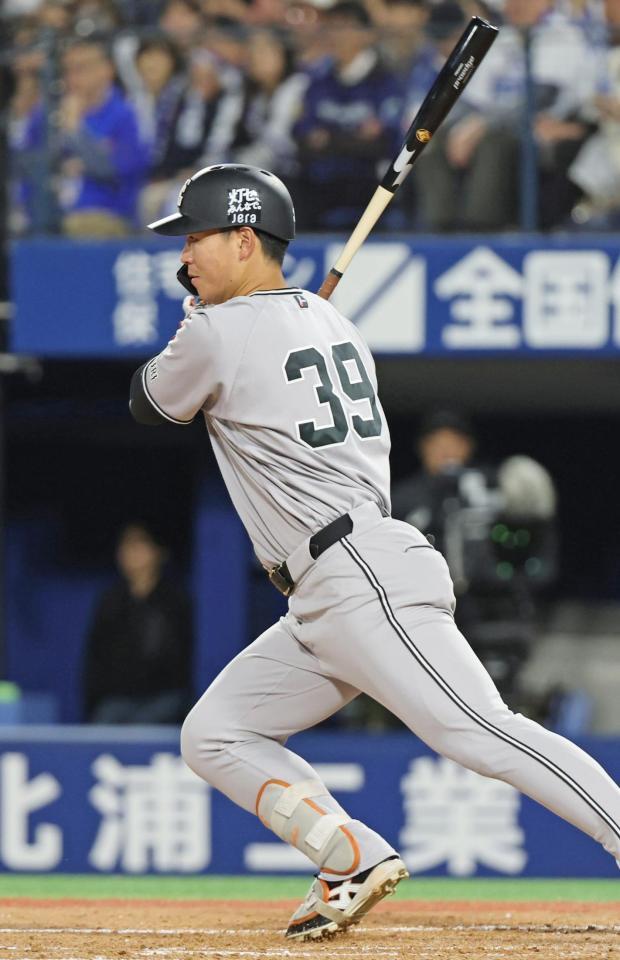 ５回、皆川がプロ初安打となる中前打を放つ