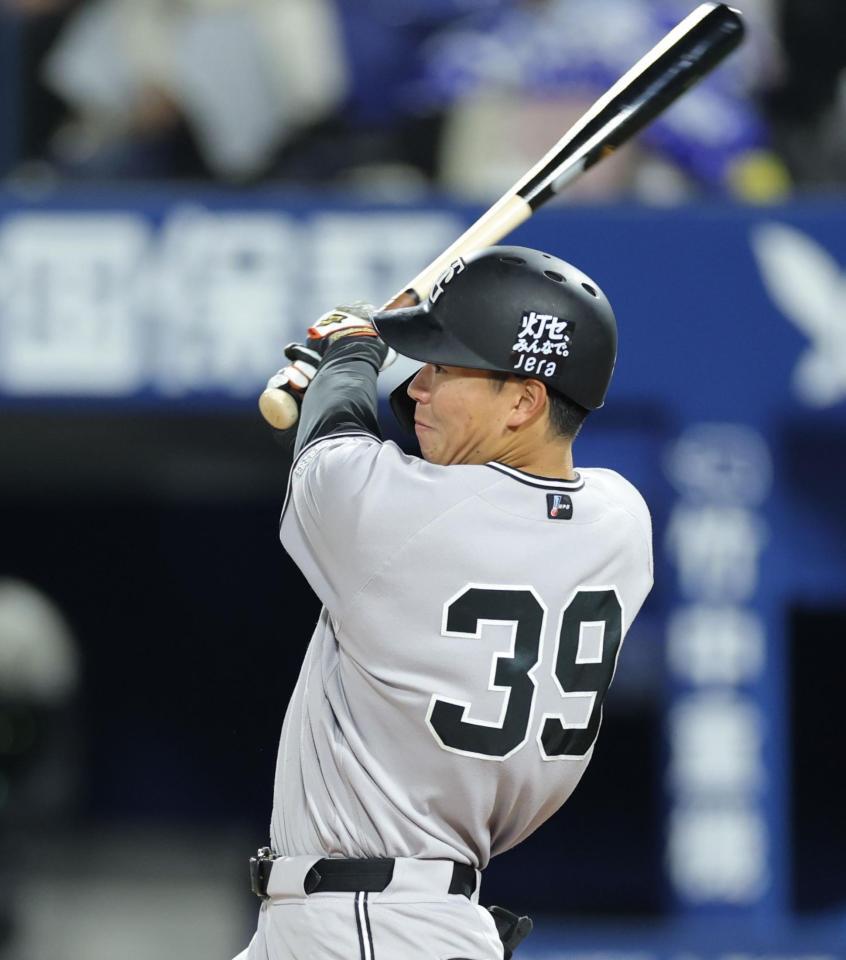 ５回、中前打を放つ皆川（撮影・西岡正）