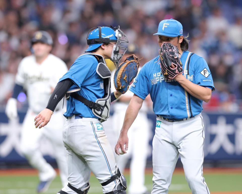 ７回、シーモアに勝ち越し２ランを浴び、駆け寄ってきた捕手・田宮（中央）と言葉を交わす伊藤（撮影・立川洋一郎）