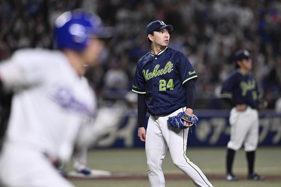 　９回、村松（手前）にサヨナラ３ランを浴びた星