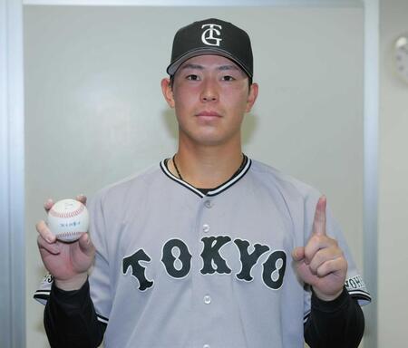 　プロ初安打を放ち、ボールを手にポーズをとる皆川