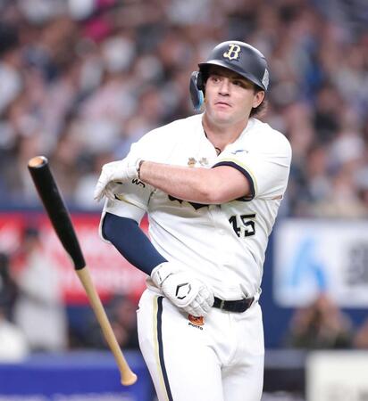 　打った直後、バットを放り投げるシーモア