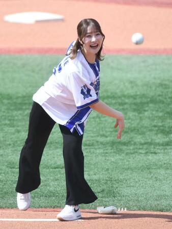 始球式を行う都玲華（撮影・佐藤厚）