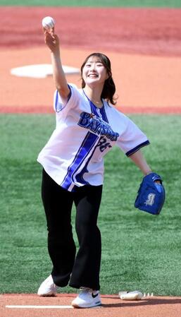 始球式を行う都玲華（撮影・佐藤厚）