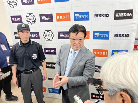 球審のヘルメット着用について説明する内藤事務局長と溝内球審（左）