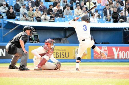 東京六大学野球で球審が捕手用のヘルメットを着用する