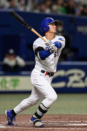 ２回、板山が右越えに先制の満塁本塁打を放つ