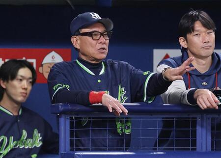 ６回表、厳しい表情で試合を見る池山監督