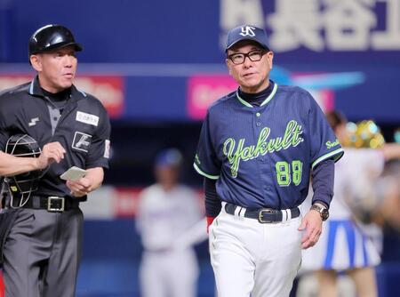 ７回表を終え、選手交代を告げる池山監督