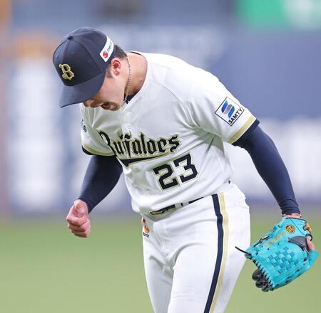 ７回、レイエスを一邪飛に打ち取ってほえる吉田（撮影・立川洋一郎）