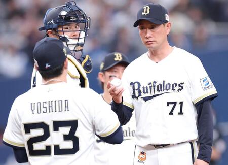 ７回、山田に代えて吉田（２３）にマウンドを託す岸田監督（撮影・立川洋一郎）