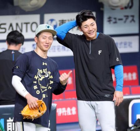 西川（左）と話しをする清宮幸（撮影・立川洋一郎）