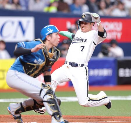 ５回、太田の２点適時二塁打で勝ち越しとなる生還をする西川（撮影・立川洋一郎）