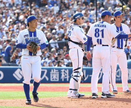 ３回途中、降板する片山（左）。右から２人目は相川監督
