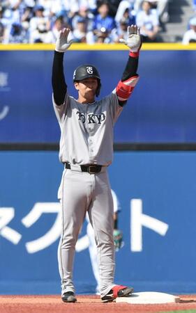 ３回、小浜は右越えに２点適時二塁打を放つ（撮影・佐藤厚）