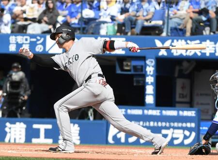 ３回、坂本は三塁強襲安打を放つ（撮影・佐藤厚）