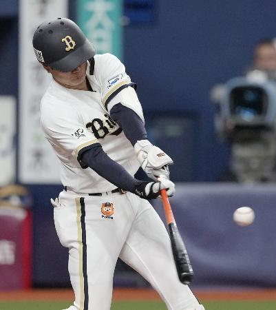　１回オリックス１死一、三塁、太田が右翼線に先制二塁打を放つ＝京セラドーム