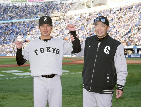 　プロ初勝利を挙げ、阿部監督（右）とポーズをとる巨人・又木＝横浜