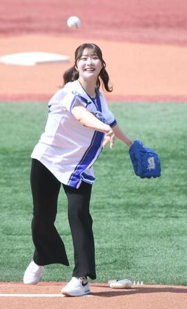 始球式を行う都玲華（撮影・佐藤厚）
