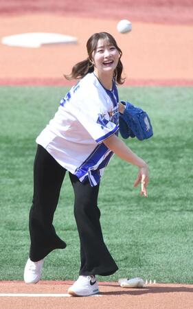 始球式を行う都玲華（撮影・佐藤厚）