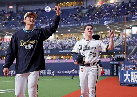 ファンの歓声に応え場内を回る高島（左）と吉田（撮影・立川洋一郎）