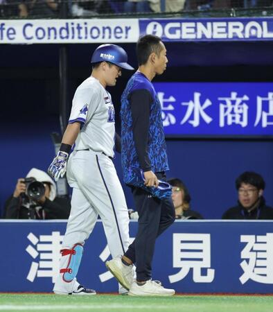 治療に向かうため、ベンチへ戻る牧＝２４日