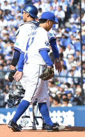 ３回途中７失点で降板する片山（撮影・佐藤厚）