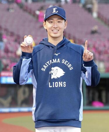 　プロ初勝利を挙げ、ウイニングボールを手にポーズをとる篠原