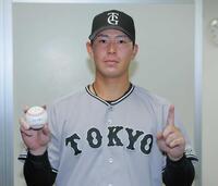 　プロ初安打を放ち、ボールを手にポーズをとる皆川