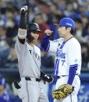 　５回、中前打を放ち、ベンチへ向かってガッツポーズの皆川