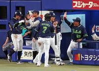 ４回、勝ち越し２ランを放った赤羽をベンチで迎える池山監督（右端）