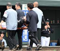 先発の種市（手前）が負傷し、グラウンドを見つめるサブロー監督