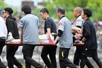 担架で運び出される種市（撮影・星野楽）