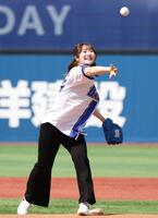 始球式を務める女子プロゴルファーの都玲華