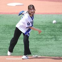 始球式を行う都玲華（撮影・佐藤厚）