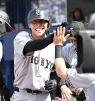 ２回、平山は左中間にプロ初本塁打を放ち、満面の笑顔を見せる（撮影・佐藤厚）