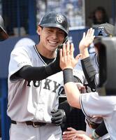 ２回、平山は左中間にプロ初本塁打を放ち、満面の笑顔を見せる（撮影・佐藤厚）