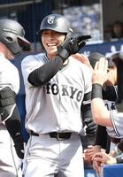 ２回、平山は左中間にプロ初本塁打を放ち、満面の笑顔を見せる（撮影・佐藤厚）