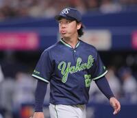 ２回裏に４点の先制を許し、ベンチへ戻る先発の小川