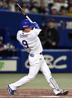 ５回、石伊が左越えに本塁打を放つ